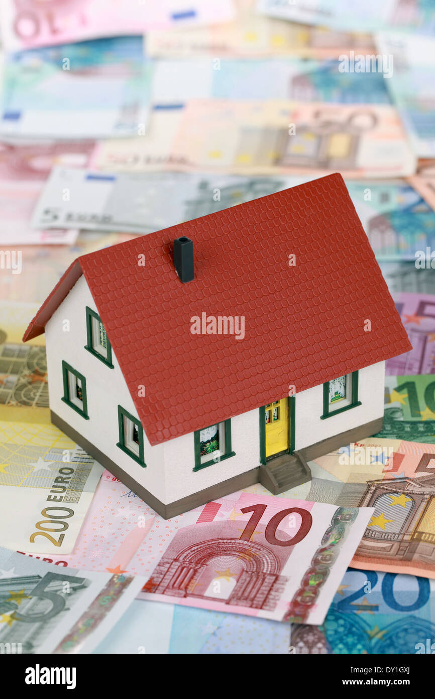Immagine simbolica per la casa di finanziamento con un edificio di banconote in euro Foto Stock