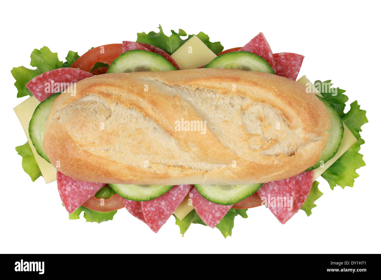 Vista dall'alto di un panino con salsiccia per pizza, formaggio, pomodori, lattuga e cetriolo Foto Stock