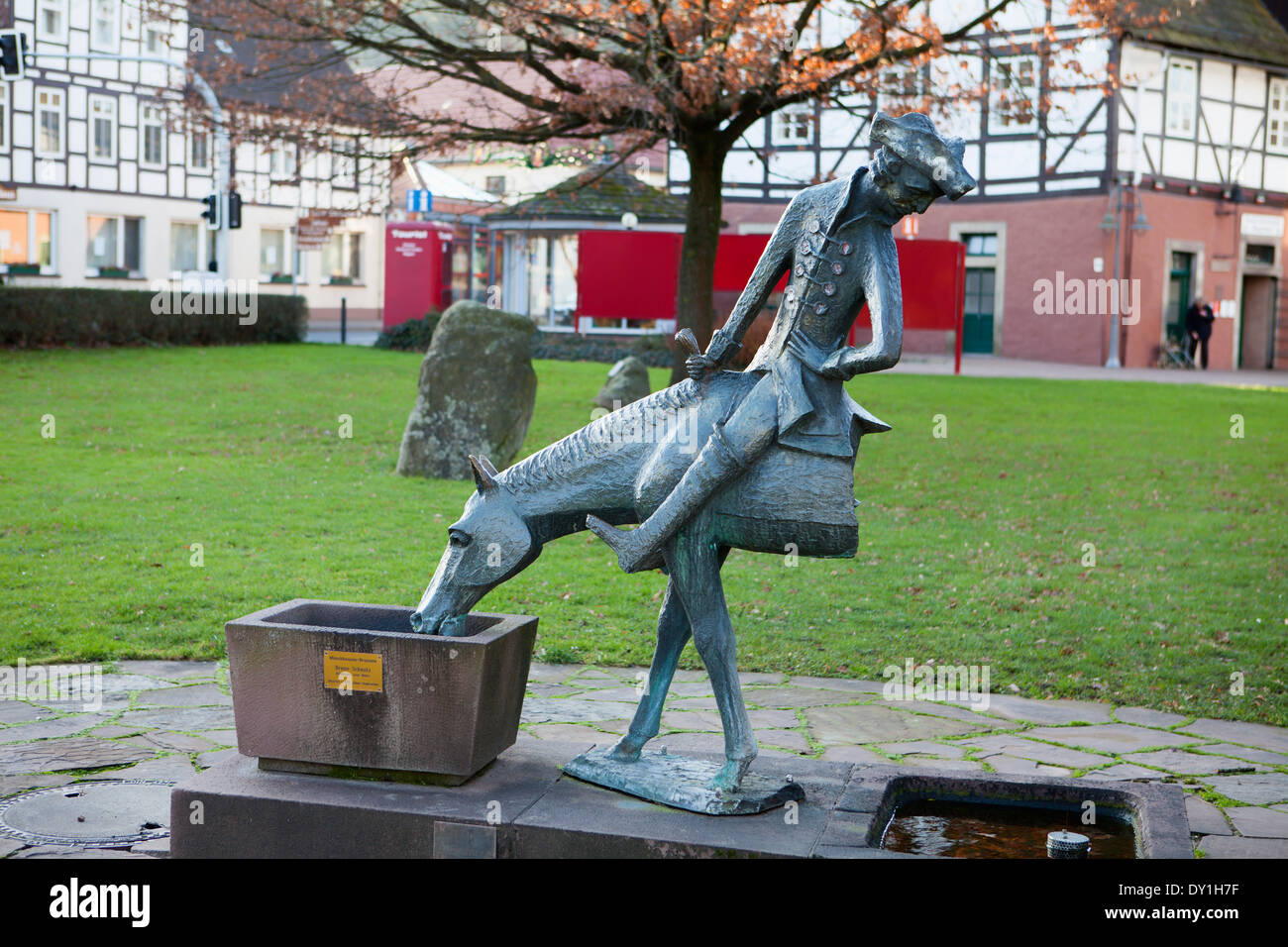 Il barone Muenchhausen scultura, Bodenwerder, Weserbergland, Bassa Sassonia, Germania Foto Stock