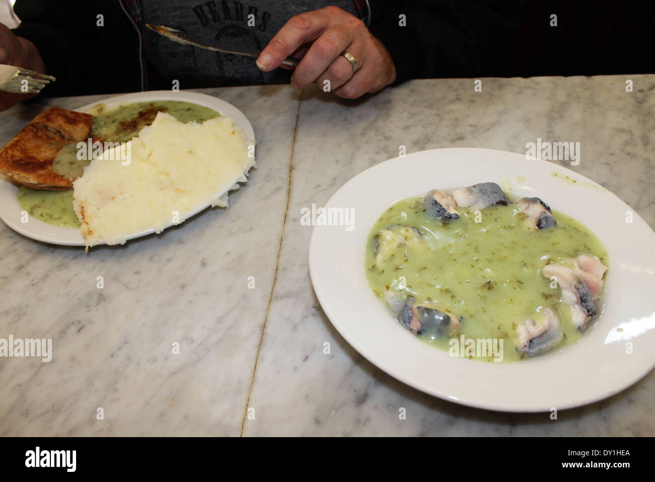 Torta e mash, gelificata Anguilla anguilla con salsa al liquore o salsa a base di prezzemolo a M. Manze Pie & Mash shop, Southwark, Londra, Inghilterra, Regno Unito Foto Stock