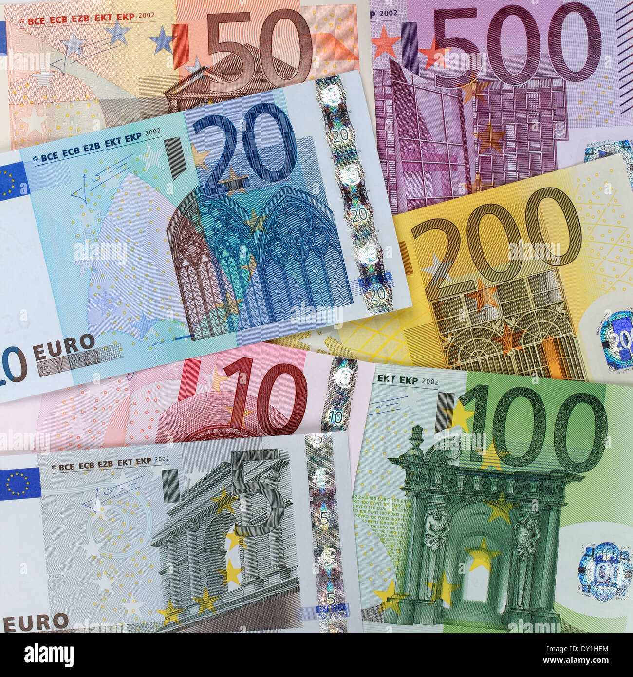 Tutti i presenti le banconote in euro formando un sfondo di denaro Foto Stock