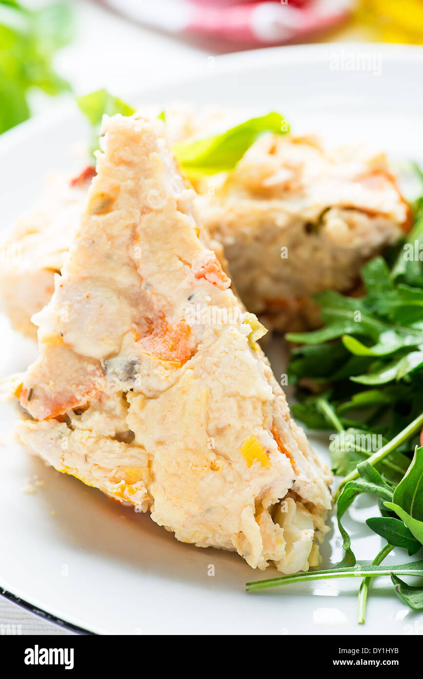 Pollo in casseruola con verdure servita con insalata verde, il fuoco selettivo, primo piano Foto Stock