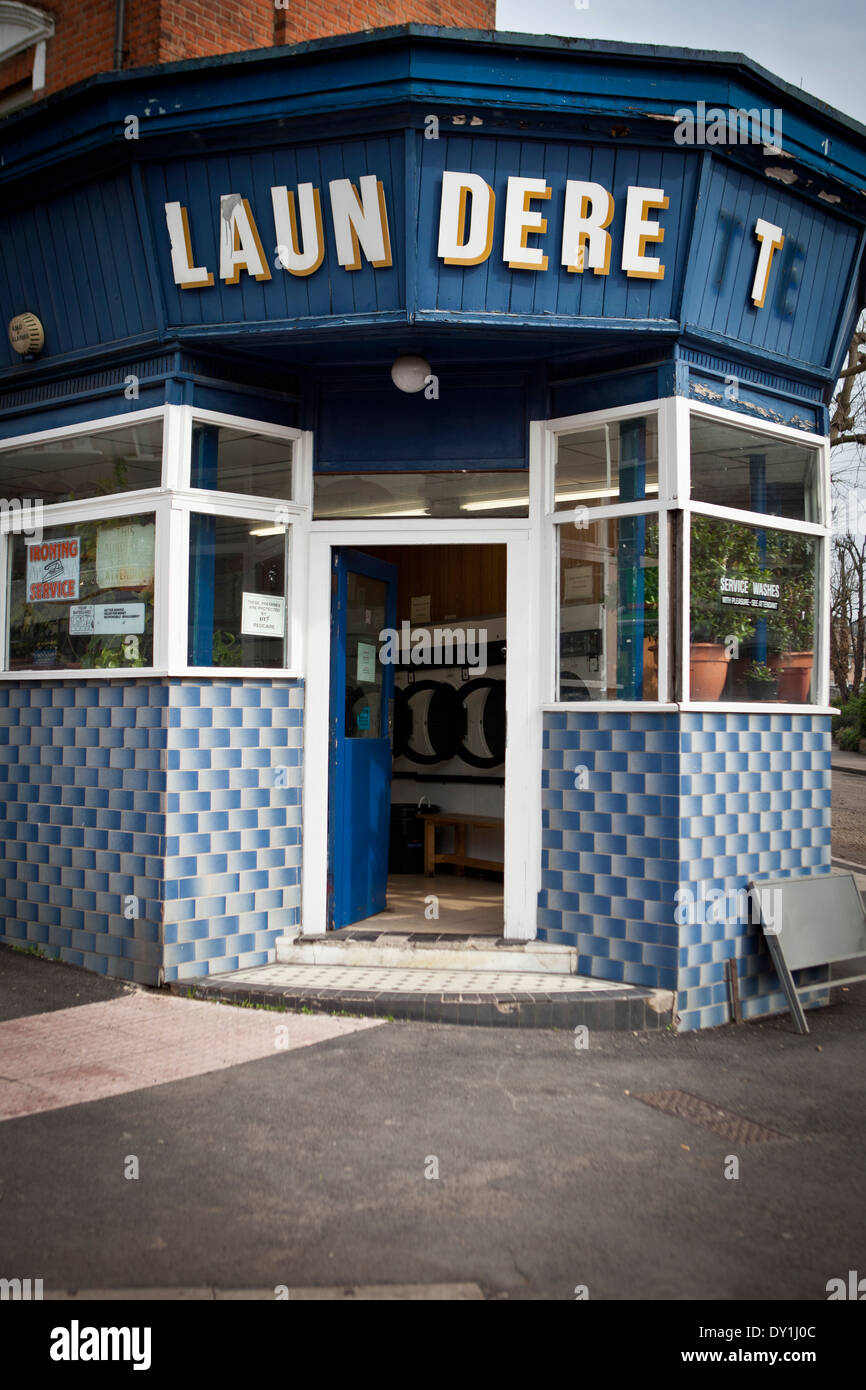 Entrata in una lavanderia a gettoni con lettere mancanti nel suo segno Foto Stock