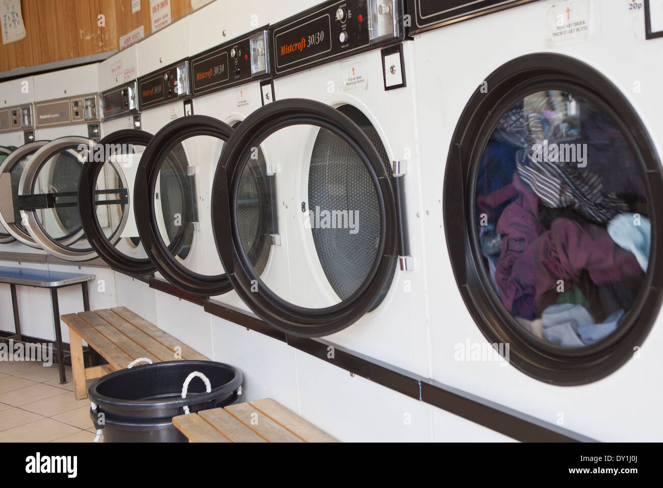 Le macchine di lavaggio in una lavanderia a gettoni Foto Stock