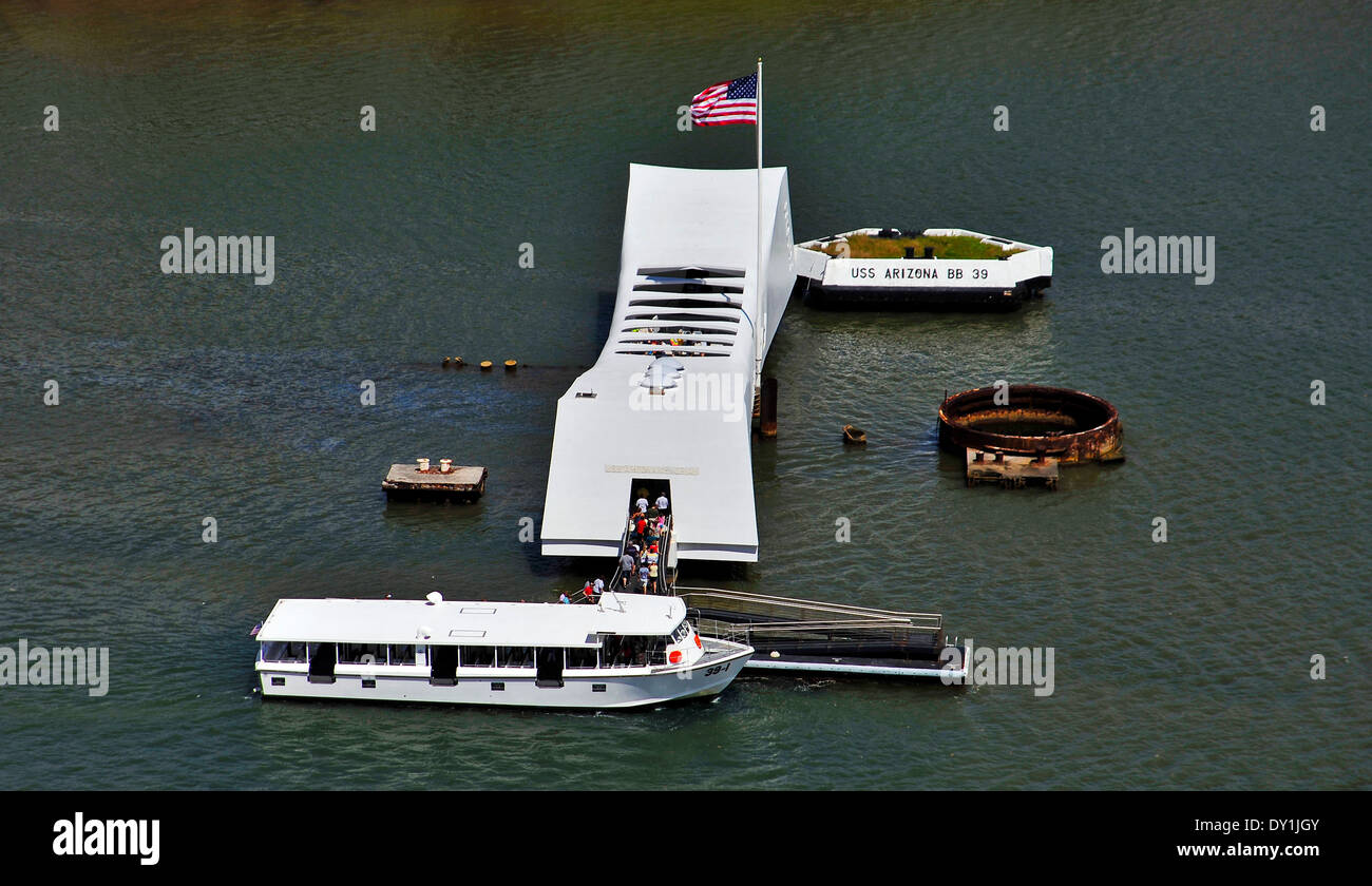 Vista aerea della USS Arizona Memorial Marzo 30, 2014 in Pearl Harbor, Hawaii. Il memoriale segna la posizione di più di mille marinai e Marines uccisi sulla Corazzata USS Arizona durante il 1941 attacco a Pearl Harbor. Foto Stock