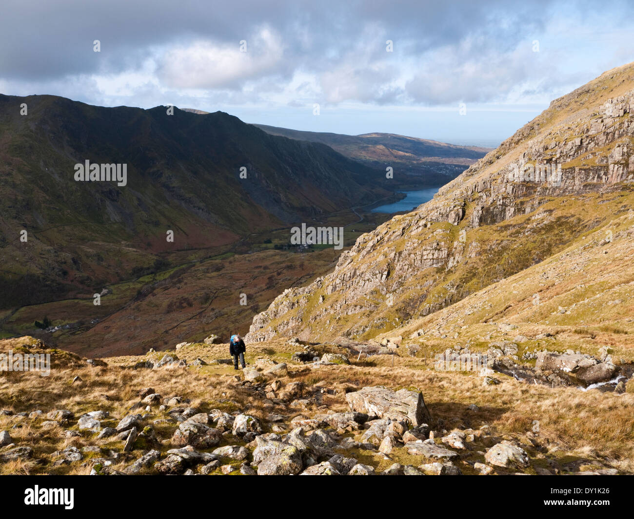 Salendo a Y Garn accanto al Afon Las, da Gwastadnant vicino Nant Peris in Llanberis Pass. Llyn Peris in vista. Foto Stock