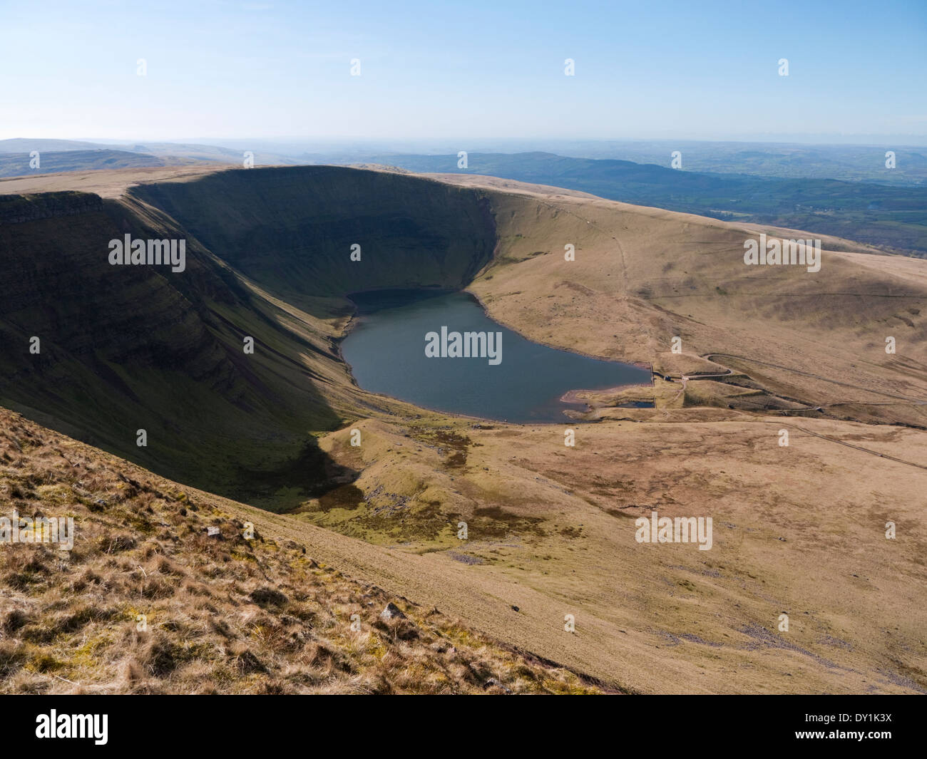 Sir Bannau Gaer su Llyn y Fan Fach, visto dal Picws Du sulla montagna nera (Carmarthen ventola), Brecon Beacons Foto Stock