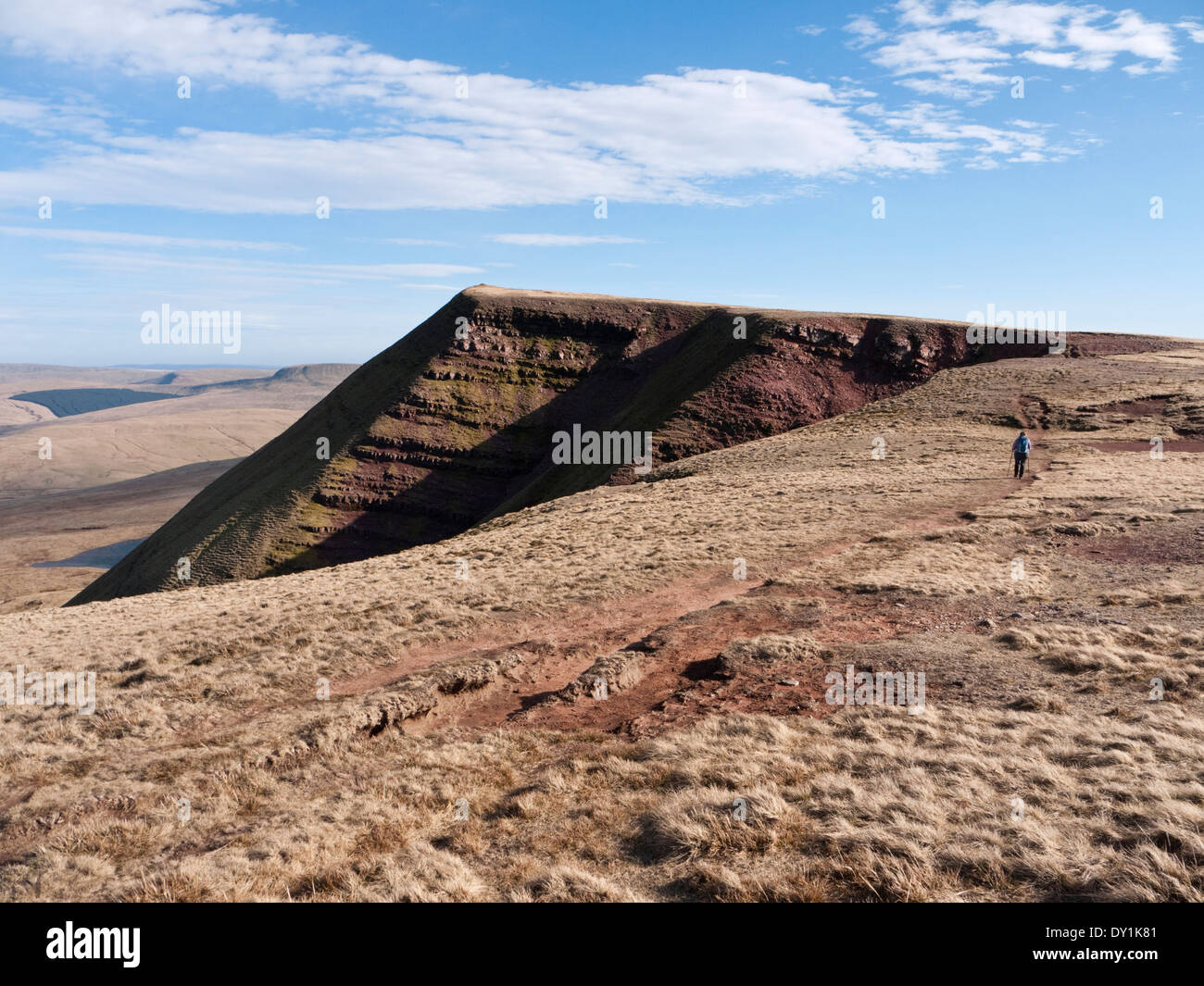 Femmina walker hill avvicinarsi al vertice di Brycheiniog ventola dalla ventola Foel, sulla montagna nera (Carmarthen ventola), Brecon Beacons Foto Stock