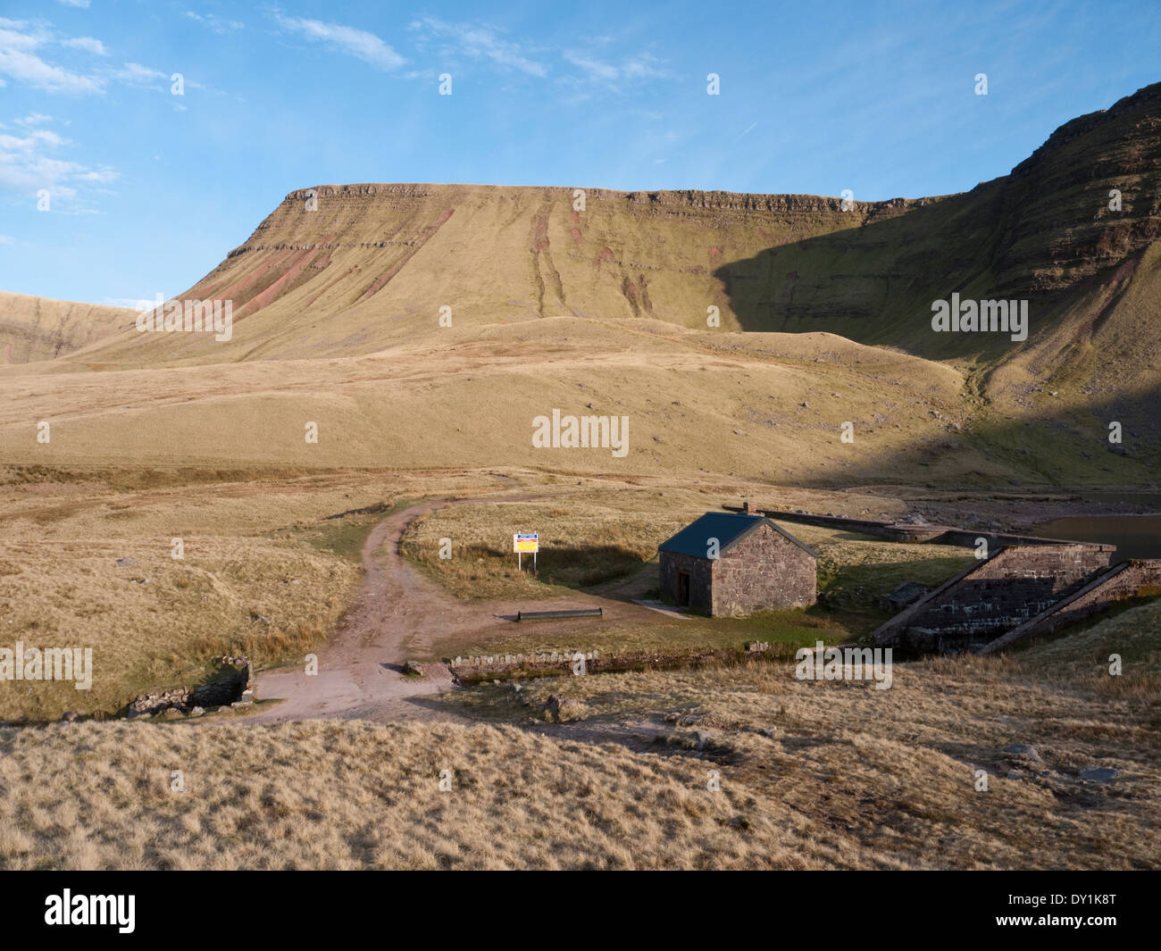 Bothy (vecchia valvola del serbatoio casa) sotto il Bannau Sir Gaer & picco di Picws Du sulla Montagna Nera, Brecon Beacons. Foto Stock