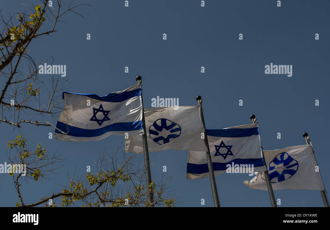 (140403) -- Gerusalemme, 3 aprile 2014 (Xinhua) -- israeliano bandiere nazionali (1L, 3L) e i flag del Ministero degli Esteri israeliano (1R, 3R) sono visibili all'ingresso del ministero a Gerusalemme, il 3 aprile 2014. Dipendenti presso il Ministero degli esteri israeliano ha firmato un accordo di mercoledì sera con il tesoro alla fine di un anno di lavoro lunga controversia e una settimana di sciopero generale. I diplomatici accreditati riceveranno un salario di sollevamento e un bonus per vivere in quelle cosiddette "difficile degli stati membri in cui essi si trovano di fronte a un crescente minaccia. La loro retribuzione sarà aggiornato anche sulla base del costo della vita nel paese in cui Foto Stock