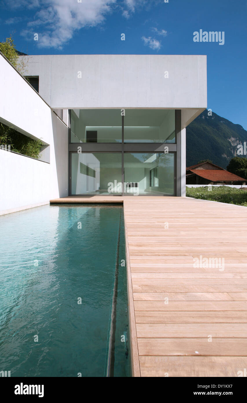 Casa moderna con una bella piscina Foto Stock