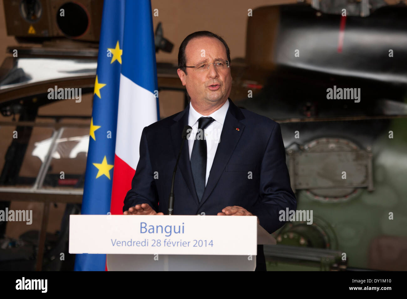 Il Presidente francese Hollande parla e saluta le truppe francesi alla base Mpoko a Bangui, Repubblica Centrale Africana Foto Stock