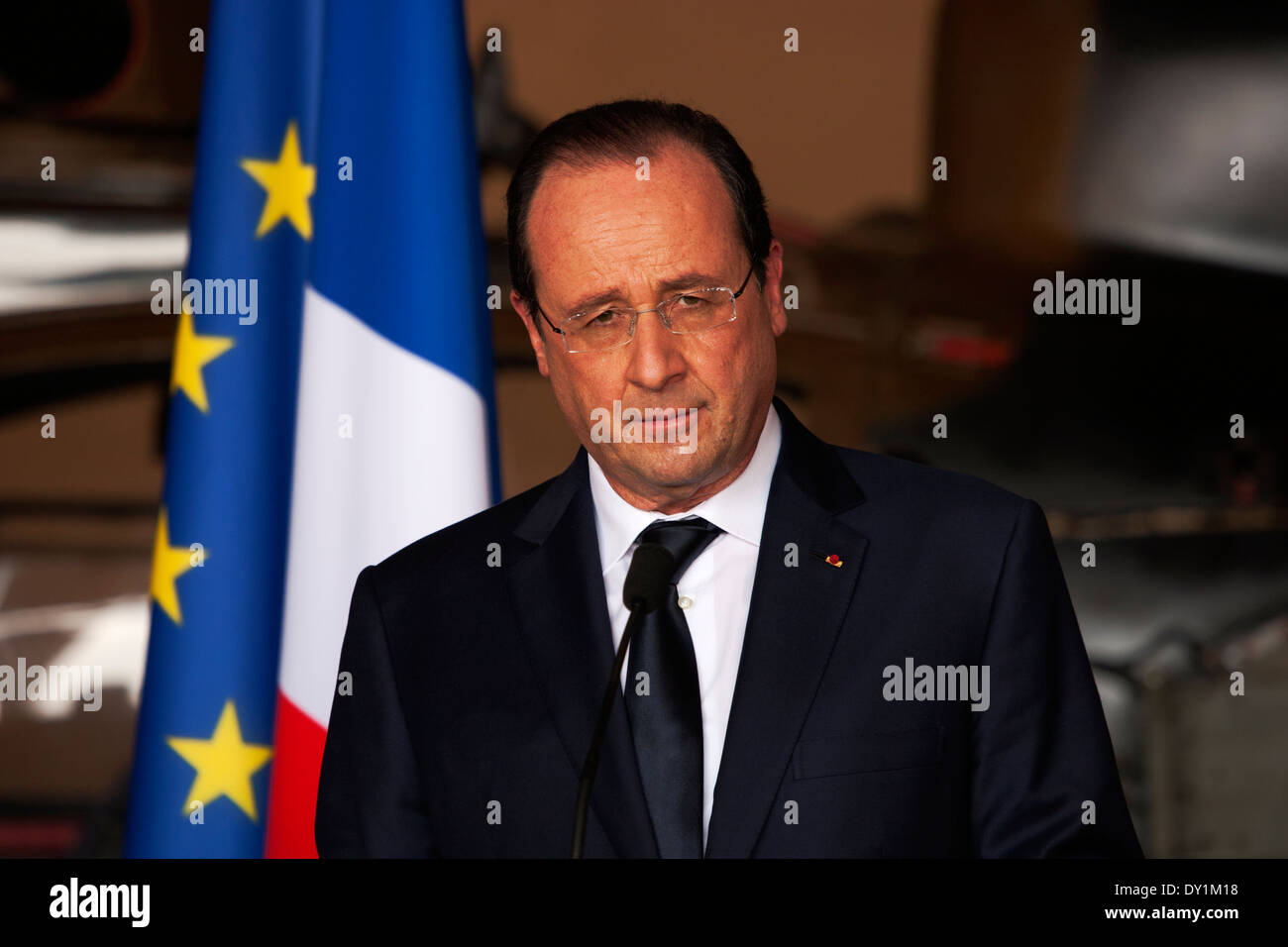 Il Presidente francese Hollande parla e saluta le truppe francesi alla base Mpoko a Bangui, Repubblica Centrale Africana Foto Stock