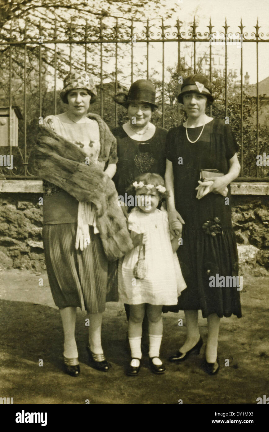 Antica fotografia di tre donne in posa con una bambina negli anni trenta del novecento in domenica abiti migliori Foto Stock