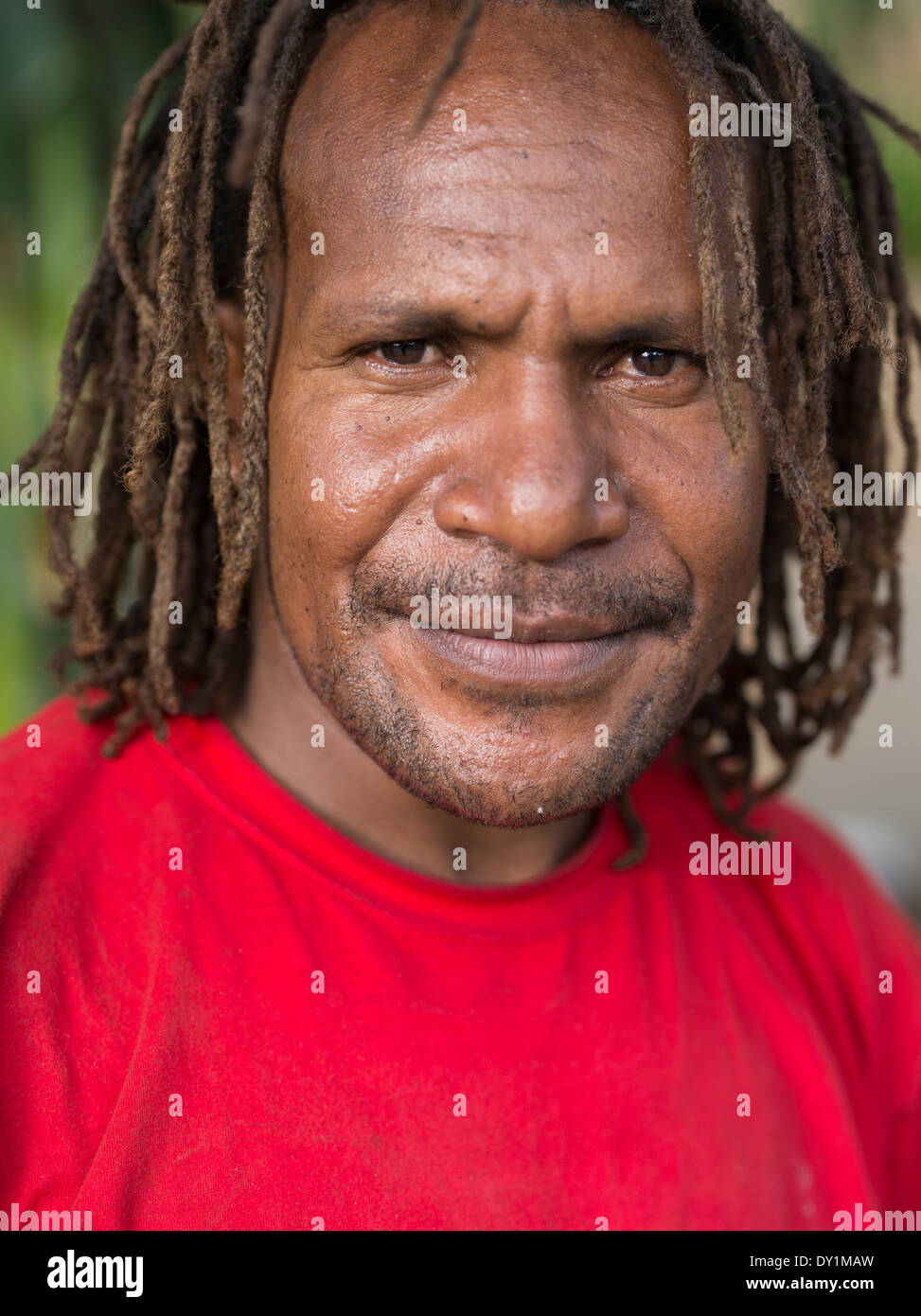 Uomo locale con dreadlocks , Port Moresby, Papua Nuova Guinea Foto Stock