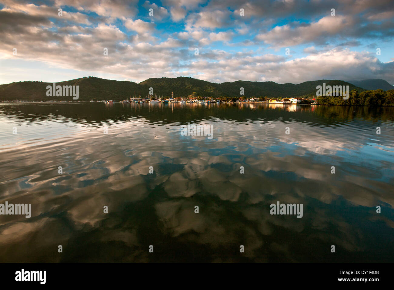 Paraty, città coloniale, la vista della città coloniale dal mare, sunrise, Costa Verde, Rio de Janeiro, Brasile Foto Stock