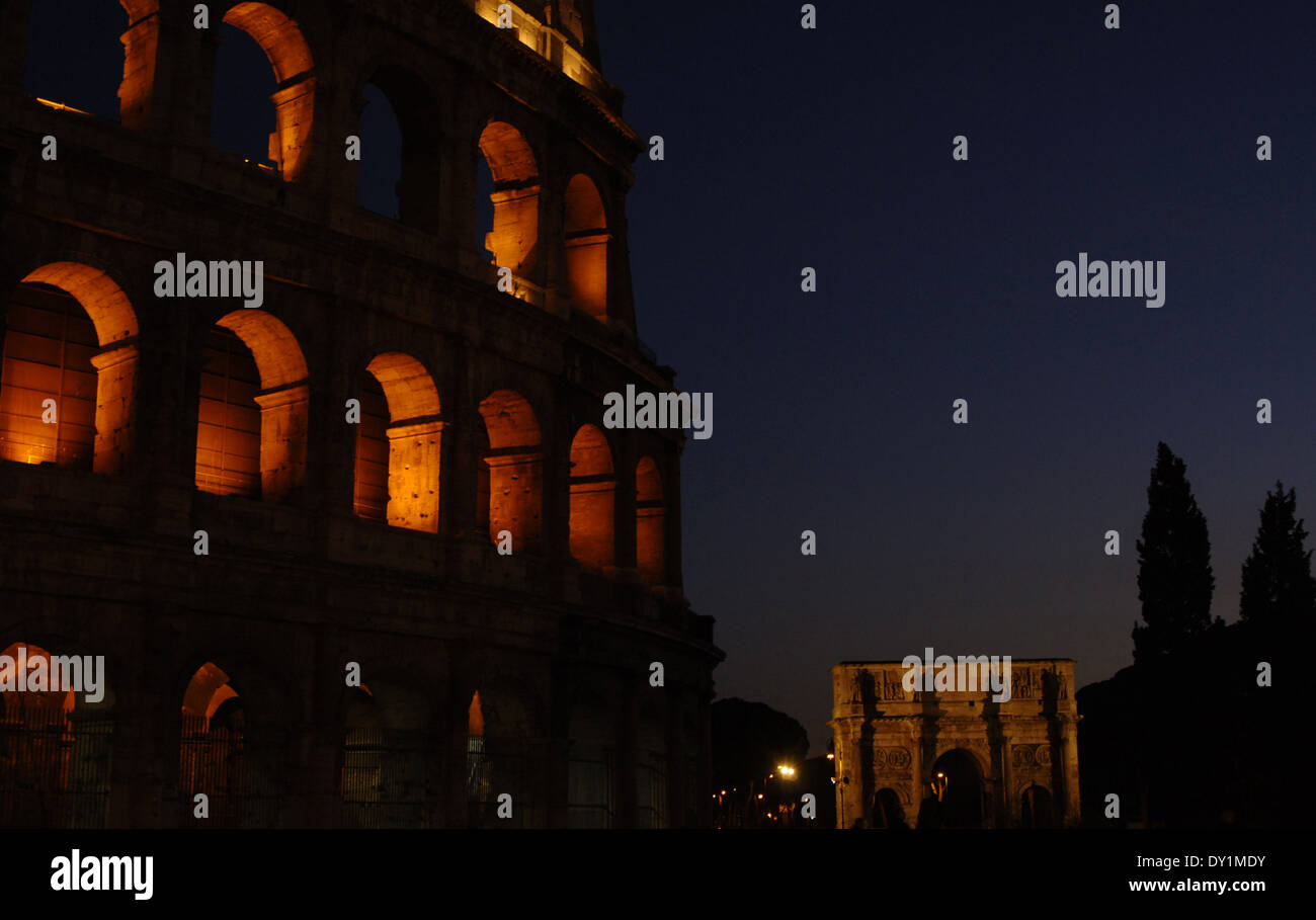 L'Italia. Roma. Il Colosseo (Colosseo) o Anfiteatro flaviano. 1° secolo A.C. Vista notturna. Foto Stock
