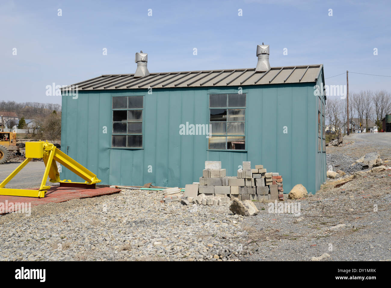Verde vecchio capannone per il rimessaggio o edificio con molte finestre sporche Foto Stock