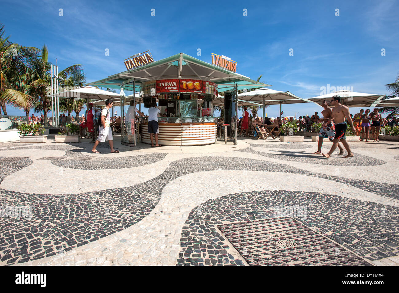 Rio de Janeiro Copacabana, Avenida Atlantica, mosaico di Roberto Burle Marx, bar in spiaggia, persone, Brasil Foto Stock