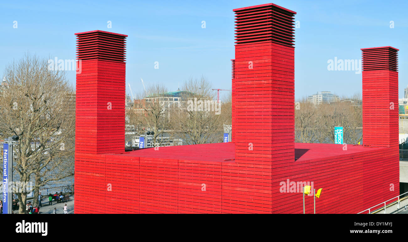 Il Capannone rosso, il nuovo temporaneo spazio di prestazioni a fianco del Teatro Nazionale, Southbank, Londra Inghilterra. Foto Stock