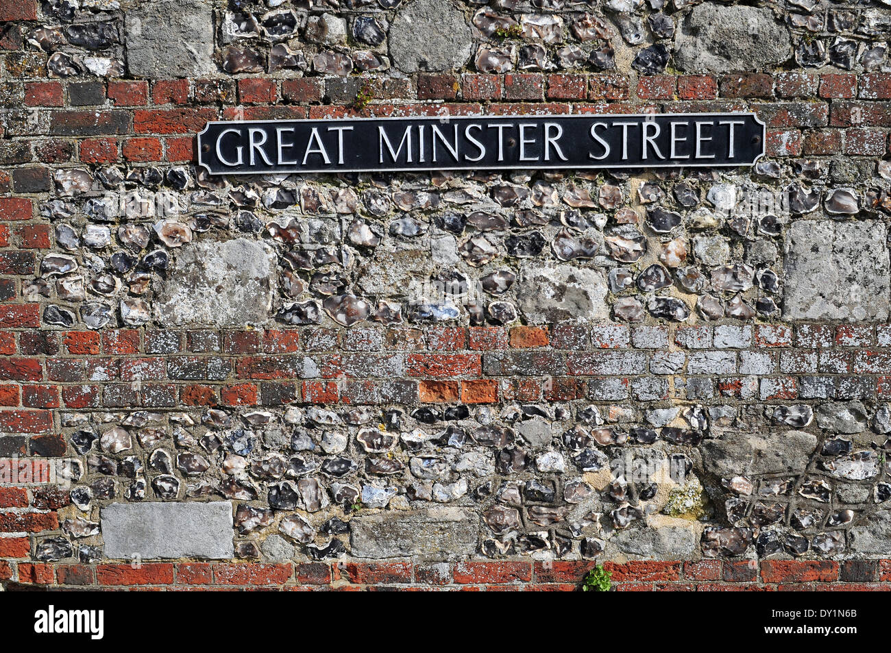 Vecchio muro in grande Minster Street, Winchester, Hampshire, Inghilterra - adiacente alla cattedrale di Winchester Foto Stock