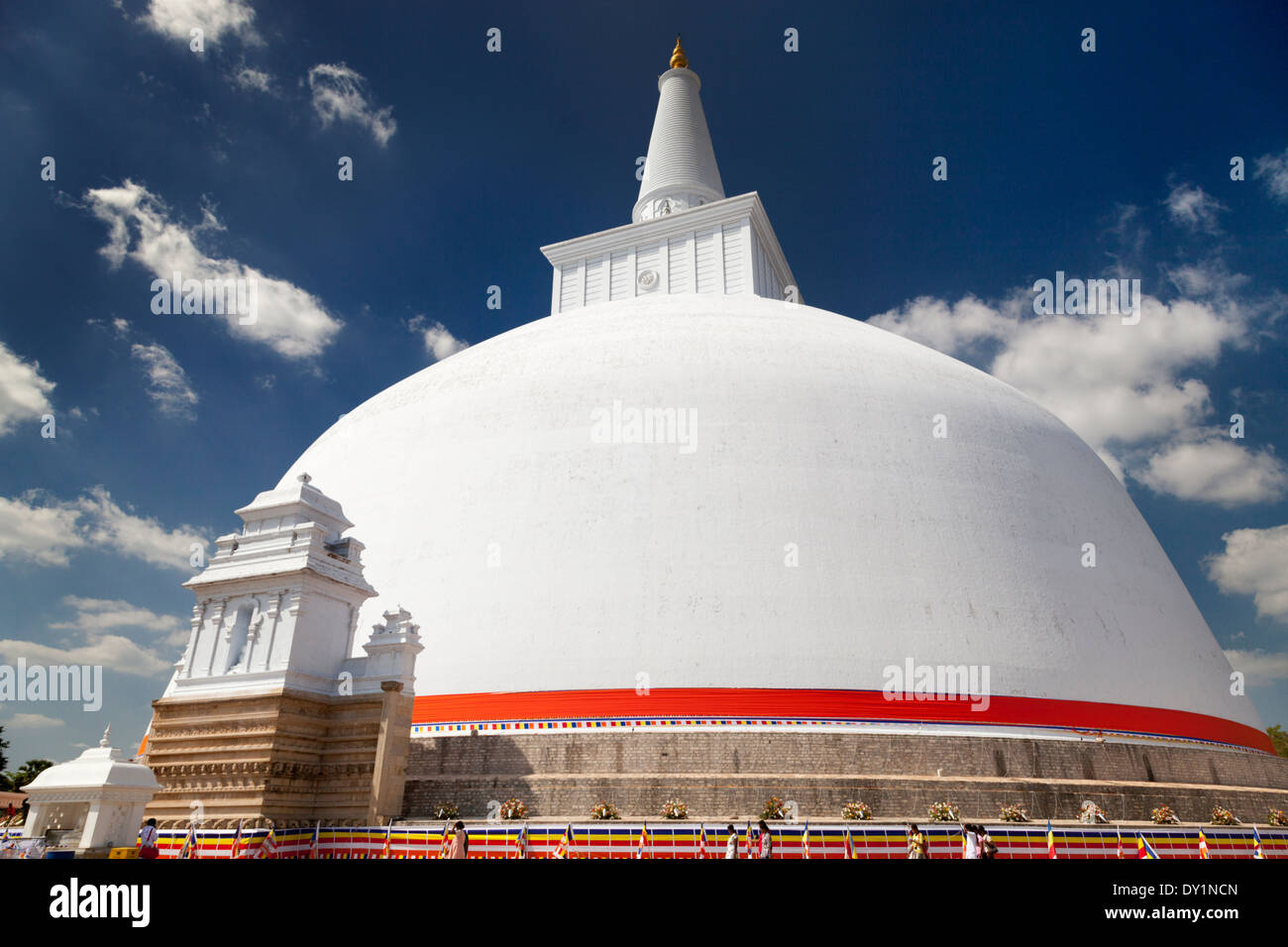 Stupa Ruwanwelisaya nella città sacra di Anuradhapura in Sri Lanka Foto Stock