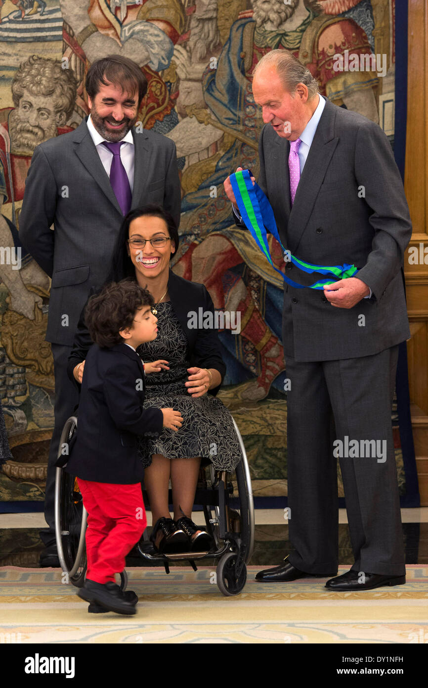 Madrid, Spagna. 1 apr, 2014. Mariano Menor Jr, Mariano Menor, Spagnolo Paralympic medaglia Teresa Perales e Re Juan Carlos di Spagna durante la 'Gran Cruz al Merito Deportivo' award al Palazzo della Zarzuela il 1 aprile 2014 a Madrid, Spagna./picture alliance © dpa/Alamy Live News Foto Stock