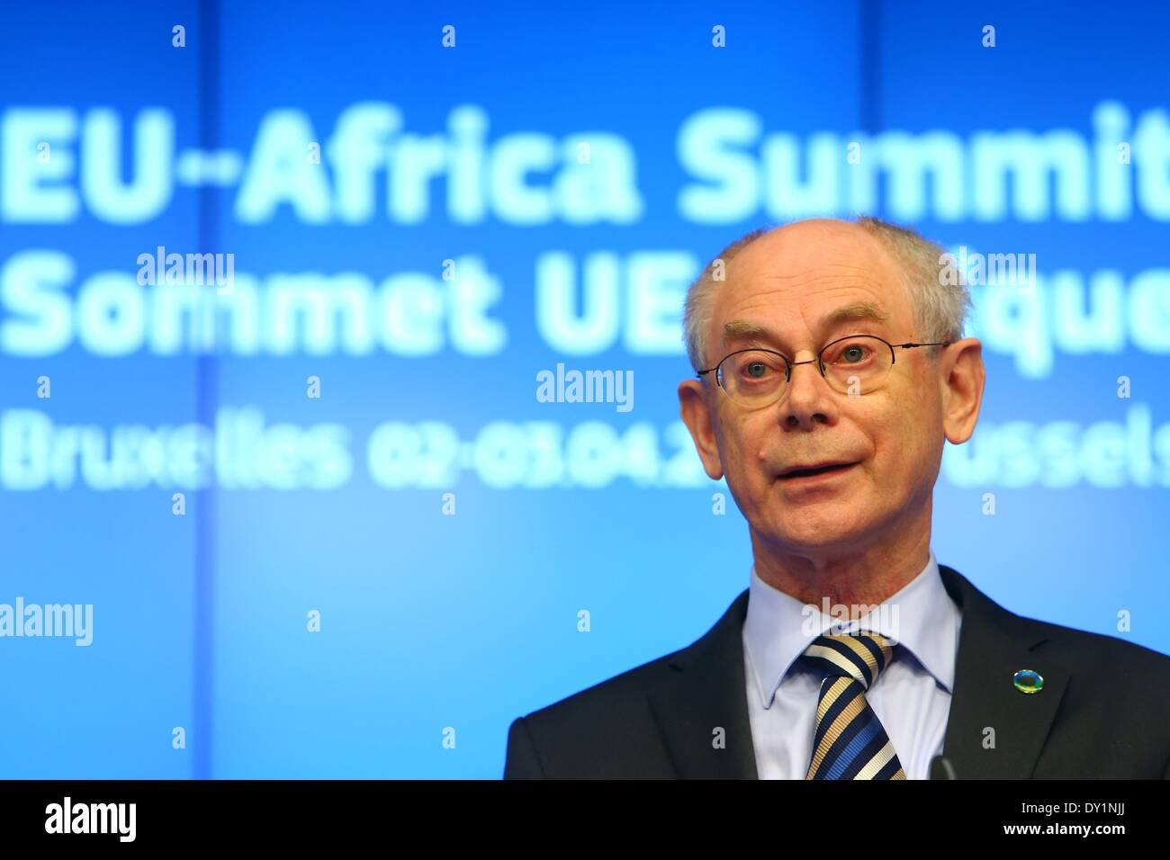 Bruxelles, Belgio. 3 apr, 2014. Presidente del Consiglio europeo Herman Van Rompuy partecipa a una conferenza stampa nella sede centrale dell'UE, Bruxelles, Belgio, il 3 aprile 2014. Il due-giorno lungo quarto vertice Unione europea-Africa concluso qui il mercoledì. Credito: Gong Bing/Xinhua/Alamy Live News Foto Stock