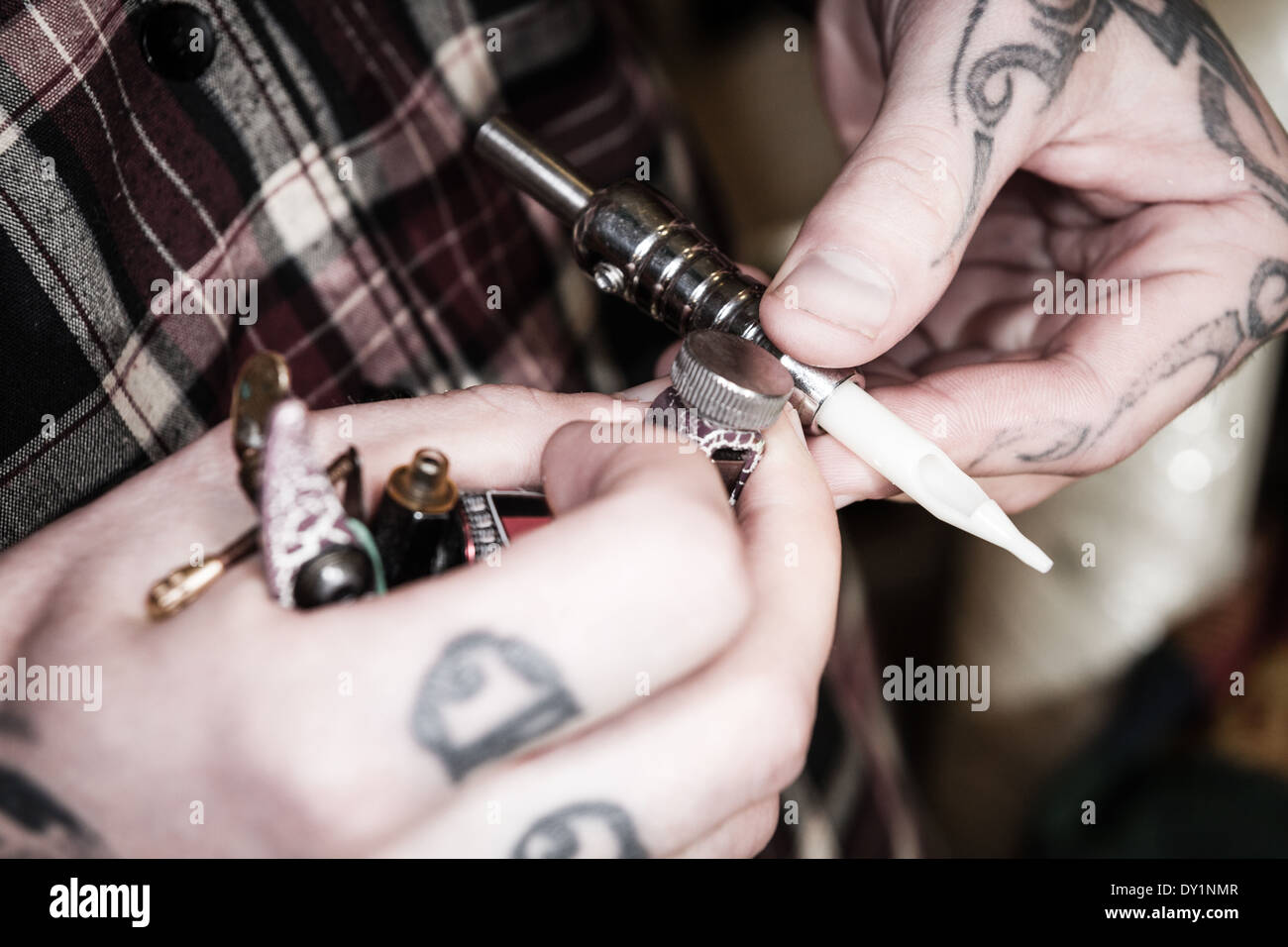 Studio che mostra il procedimento di preparazione di un tatuaggio Foto Stock