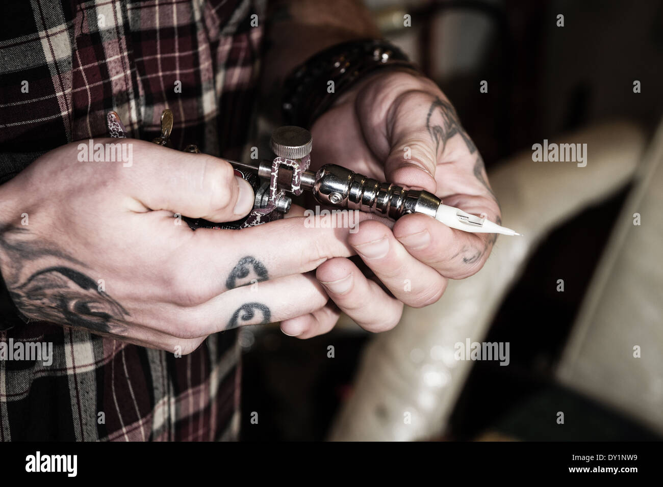Studio che mostra il procedimento di preparazione di un tatuaggio Foto Stock