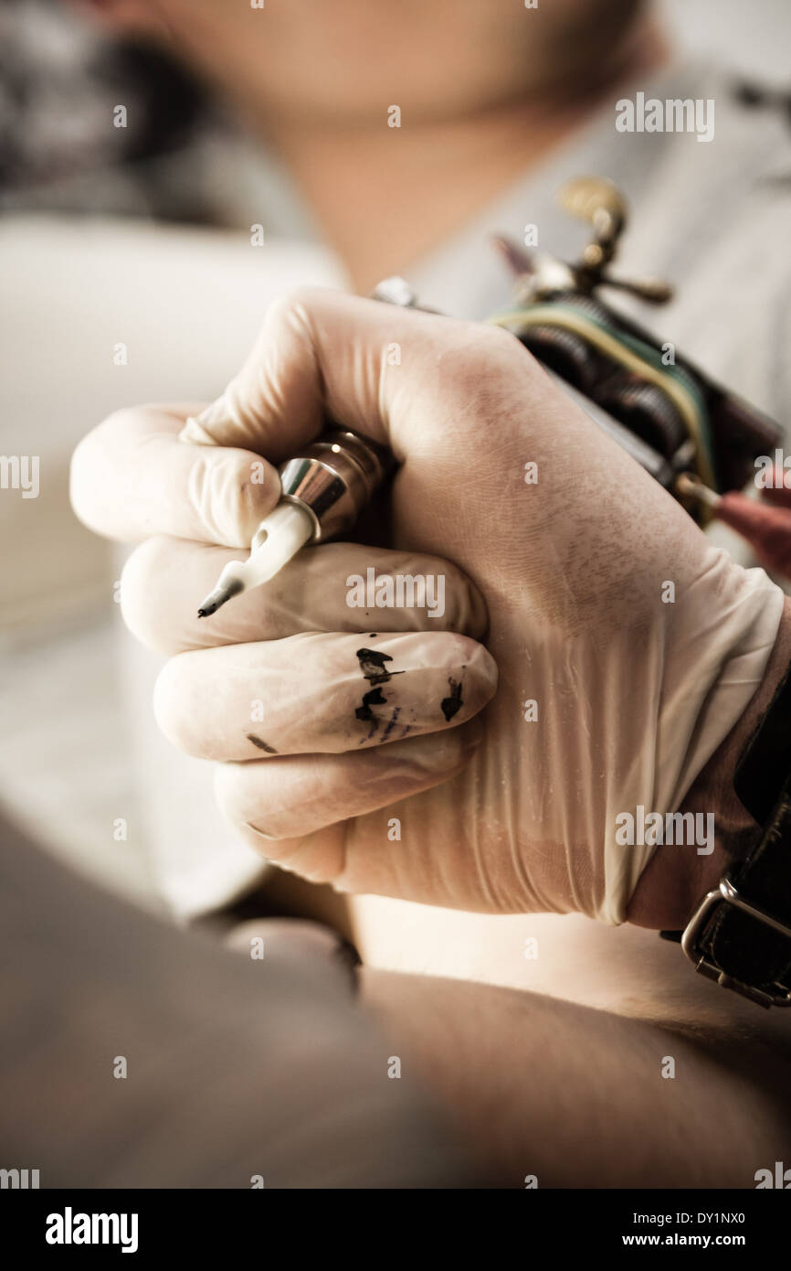 Studio che mostra il procedimento di preparazione di un tatuaggio Foto Stock