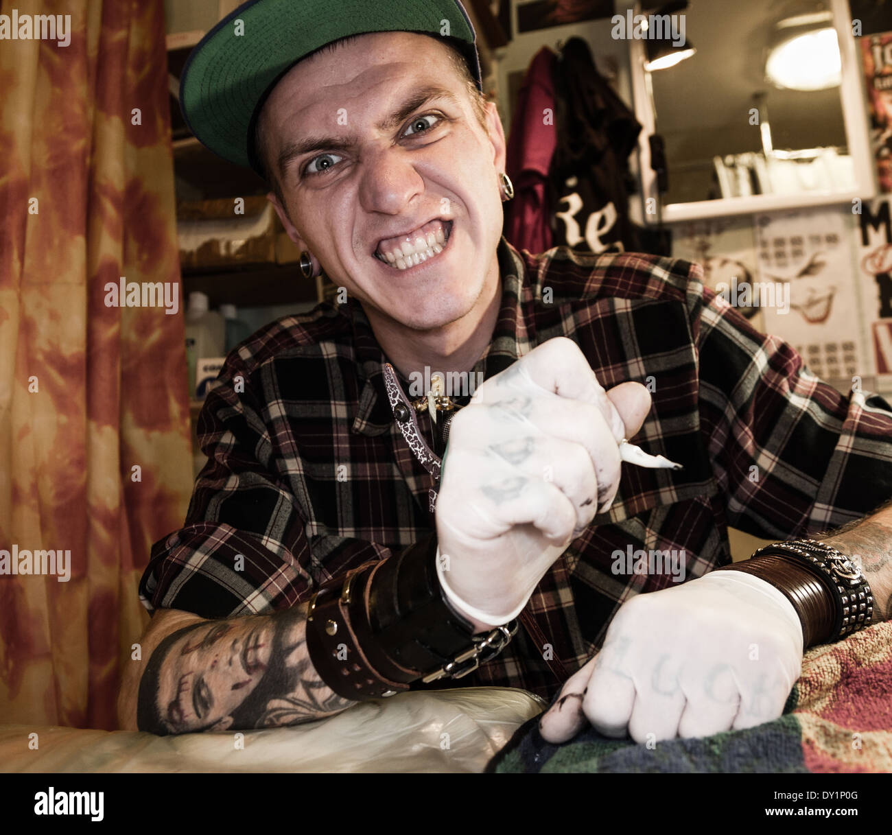Studio che mostra il procedimento di preparazione di un tatuaggio Foto Stock