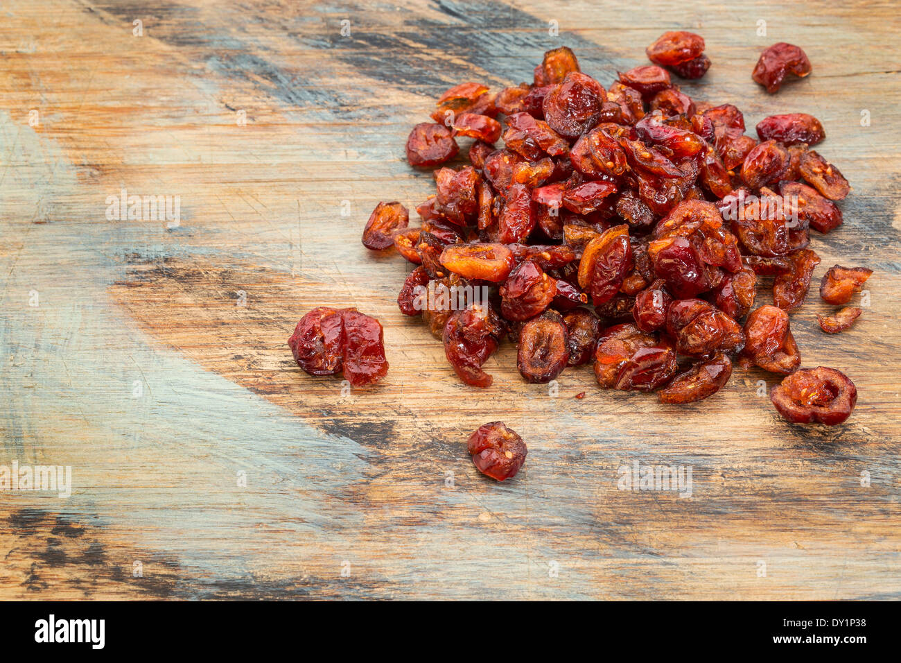 Un mucchio di mirtilli rossi secchi su un dipinto di grunge Sfondo legno Foto Stock