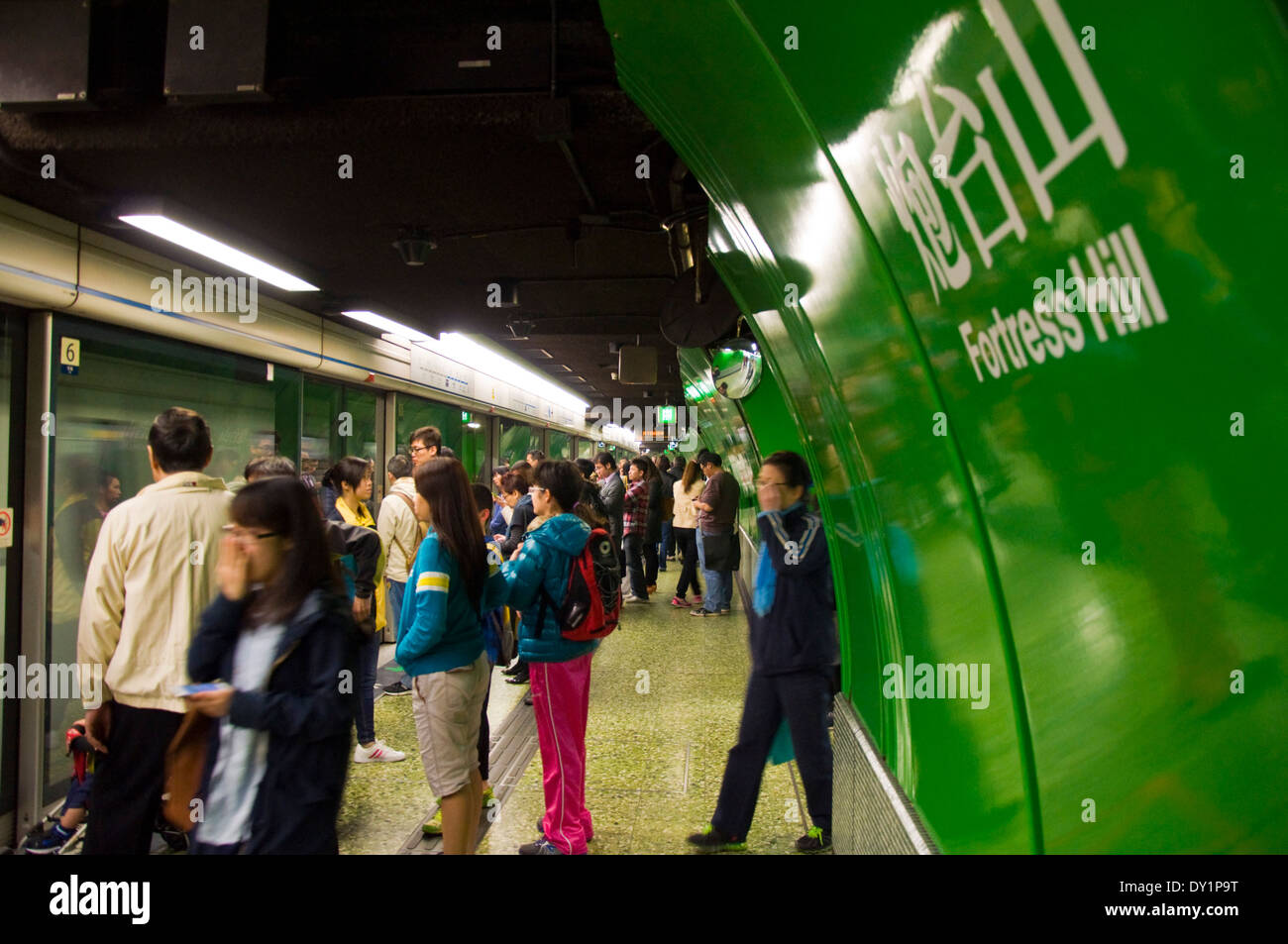 I passeggeri in attesa di salire a bordo di un treno a Fortress Hill Station sulla metropolitana MTR alla metropolitana di Hong Kong Foto Stock