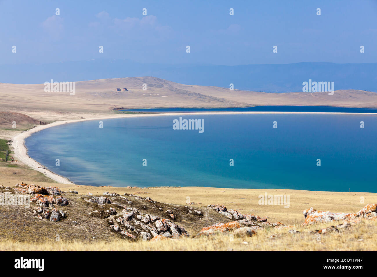 Il paesaggio del lago Baikal (più vicino) e il Lago di Khankhoi (inoltre, separato dal Baikal da sandbar), isola di Olkhon, Siberia, Russia Foto Stock