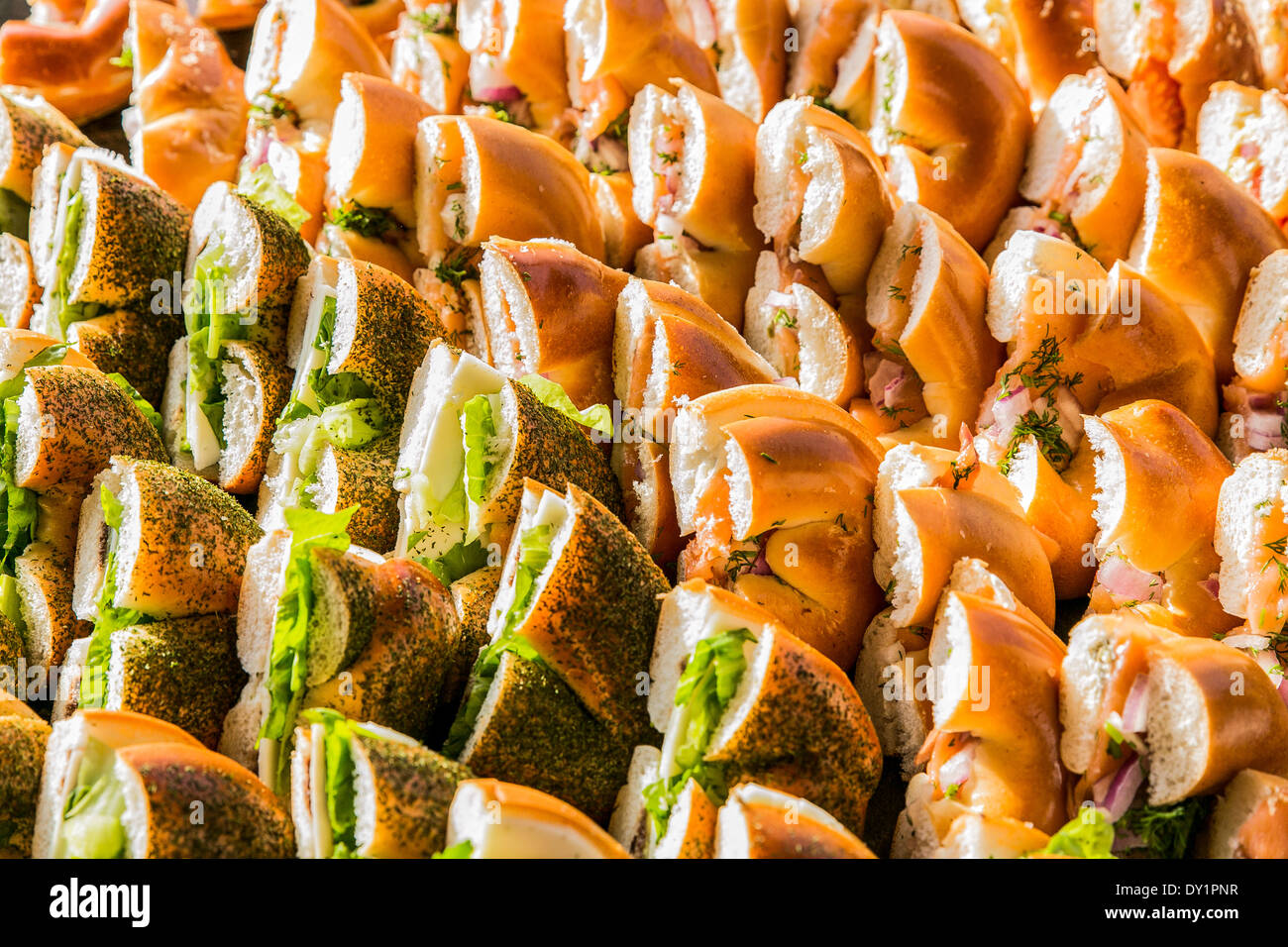 Vista laterale di una pila di panini Foto Stock