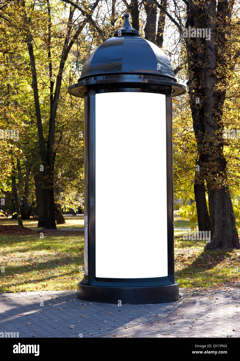 Stile classico tabellone vuoto nel parco in autunno per aggiungere del testo Foto Stock
