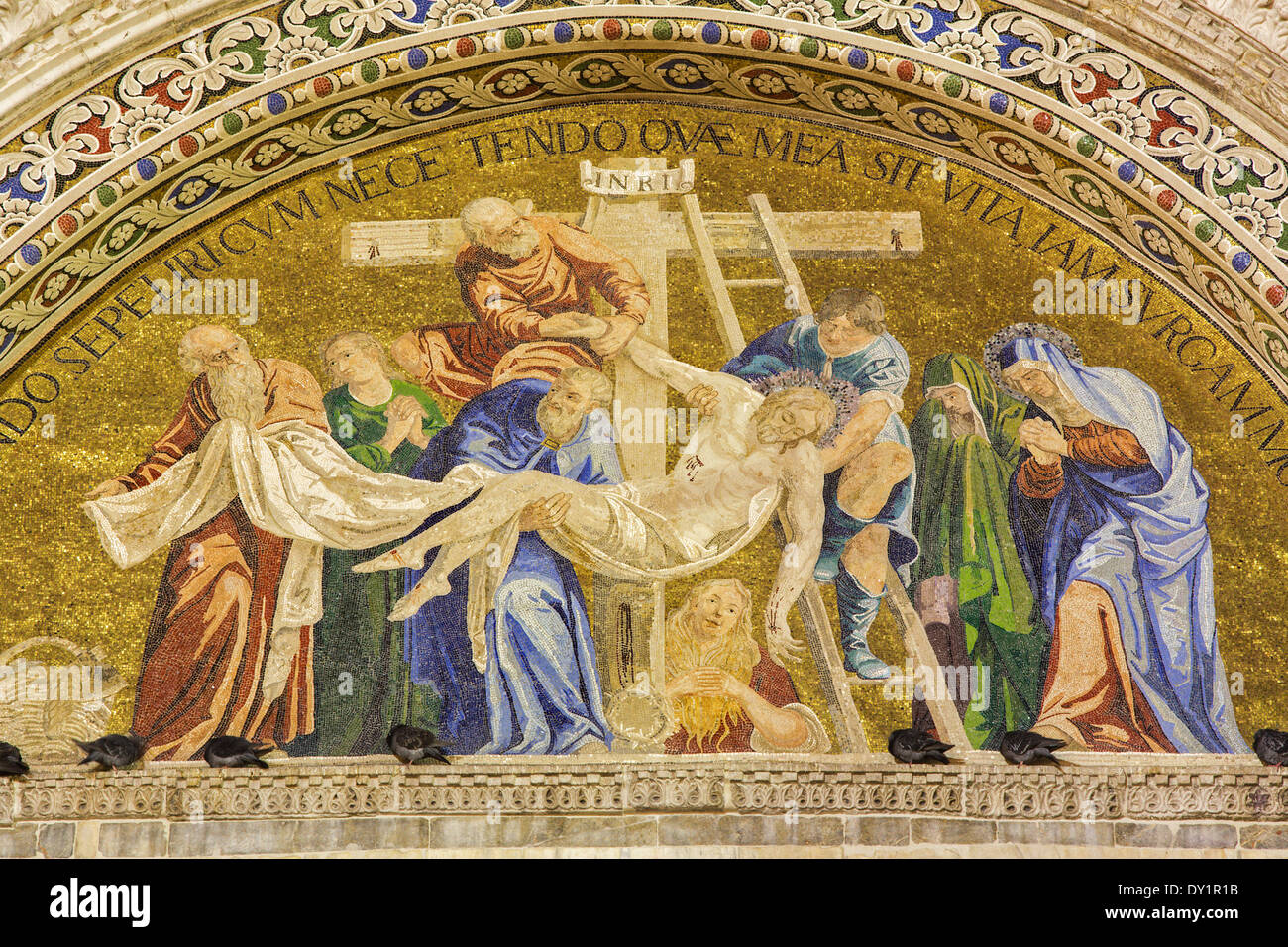 Venezia, Italia - 11 Marzo 2014: la Deposizione della Croce. Mosaico esterno da st. Contrassegnare la cattedrale. Foto Stock