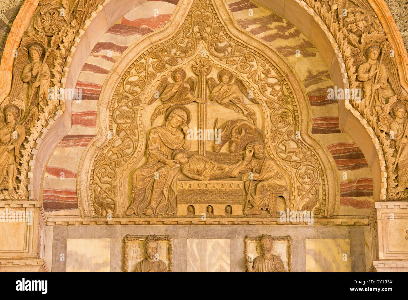 Venezia, Italia - 11 Marzo 2014: rilievo esterno della scena della Natività sul portale nord da st. Contrassegnare cattedrale di notte. Foto Stock
