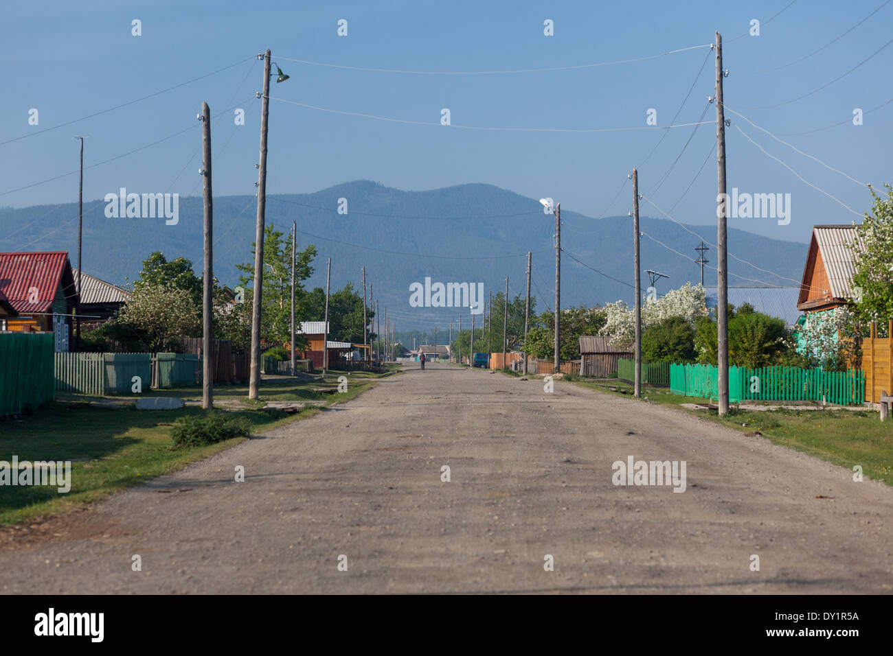 Strada nel villaggio siberiano - Bolshoe Goloustnoe sulla riva del lago Baikal, Siberia, Russia Foto Stock