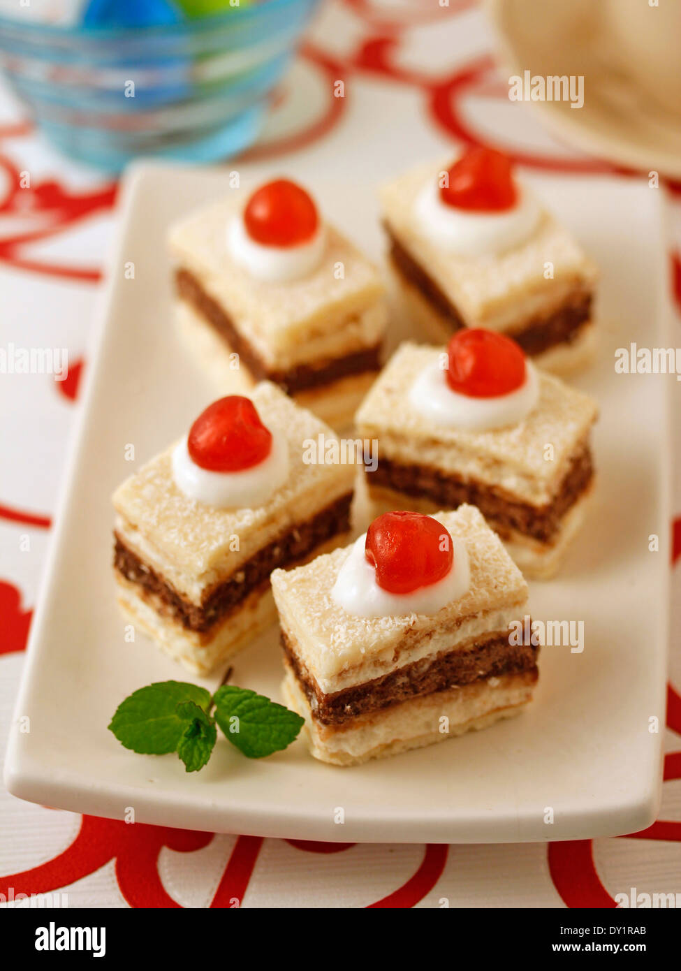 Le torte a base di pan di spagna con cioccolato e ciliegie. Ricetta disponibile. Foto Stock