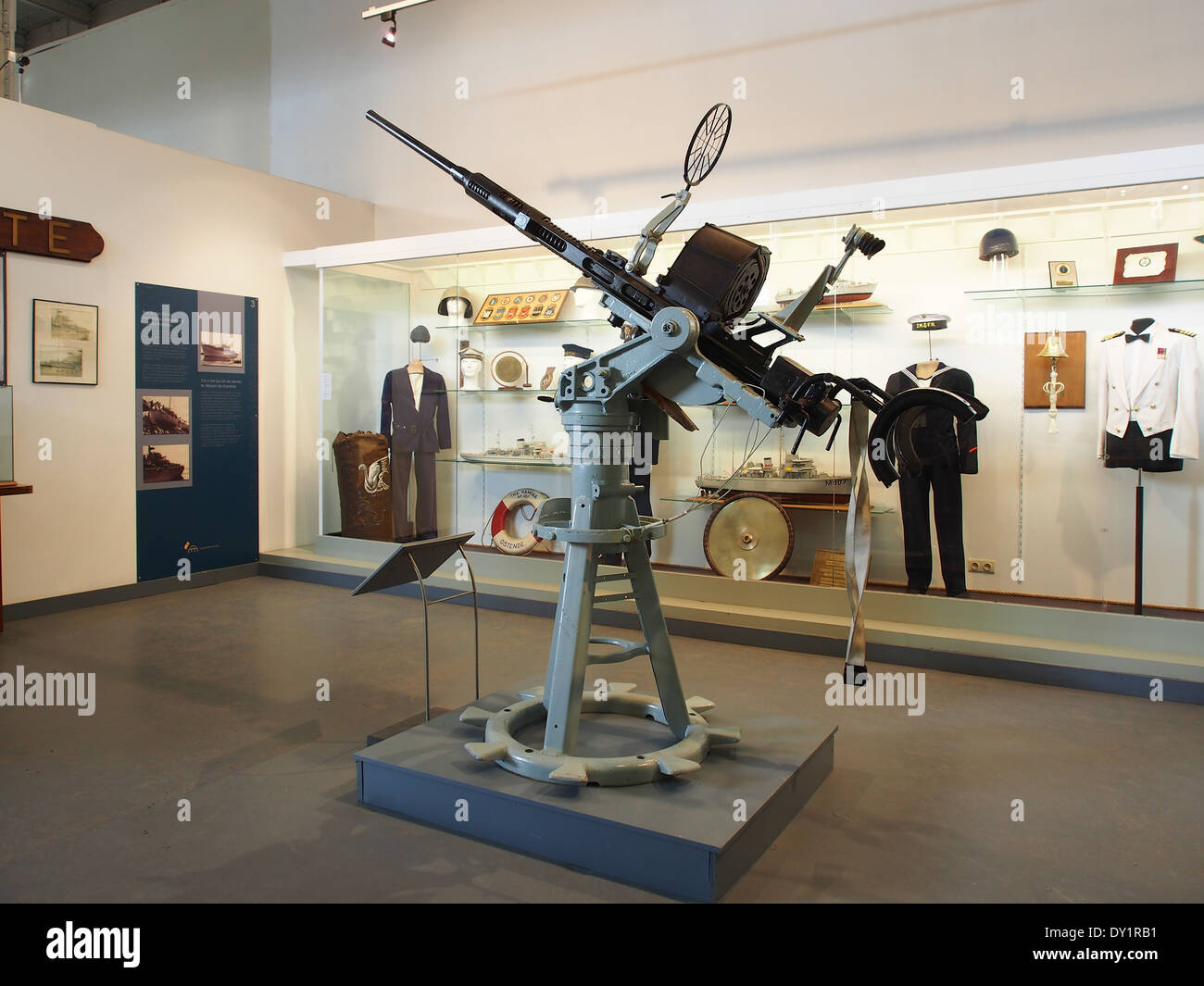 Il cannone Oerlikon da 20 mm è esposto al Museo reale militare di Bruxelles. Questo cannone antiaereo di fabbricazione svizzera fu ampiamente utilizzato durante il XX secolo, in particolare nella seconda guerra mondiale. Noto per la sua capacità di fuoco rapido, ha svolto un ruolo chiave nei sistemi di difesa di varie forze militari. Foto Stock