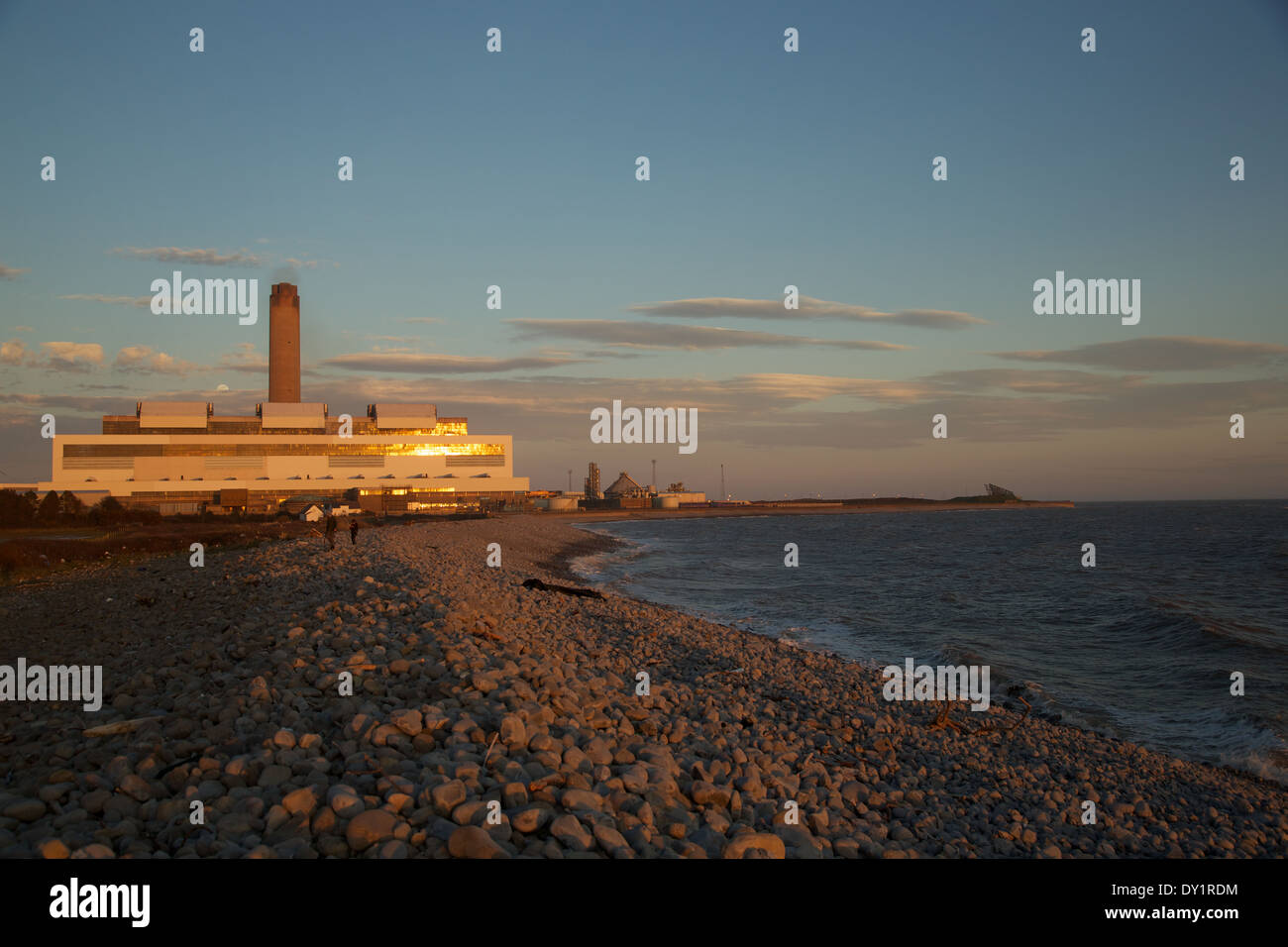 Carbone Aberthaw powered power station al tramonto gallese costiera Patrimonio Vale of Glamorgan Glamourganshire Wales UK Foto Stock