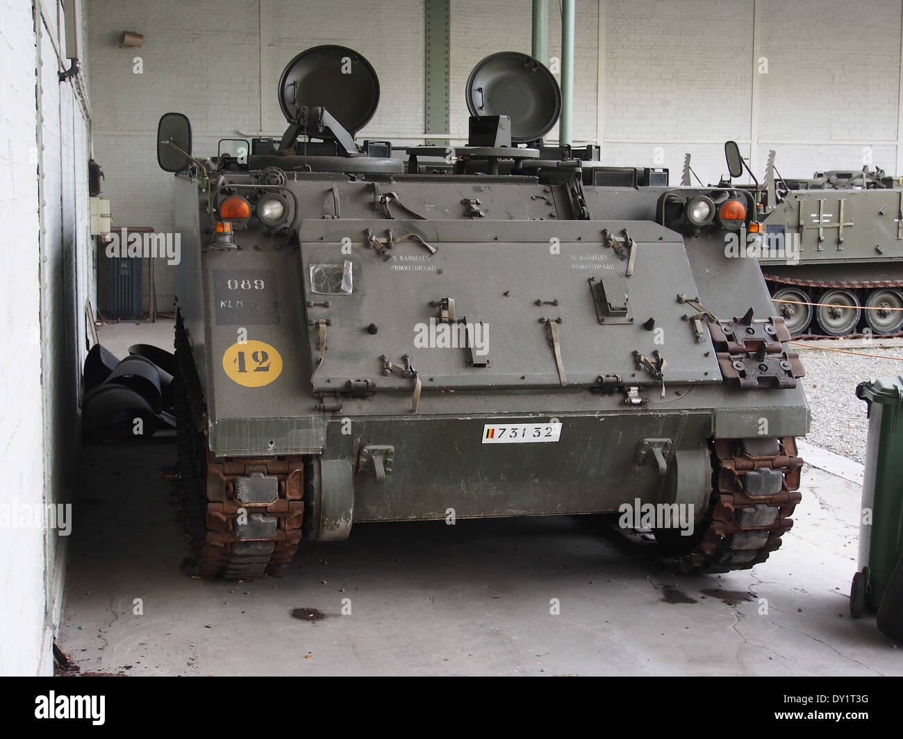 L'M113 è una portaerei corazzata ampiamente utilizzata, esposta al Royal Military Museum di Bruxelles. È stato parte di molte forze militari in tutto il mondo fin dalla sua introduzione, noto per la sua durata e versatilità in situazioni di combattimento. Foto Stock