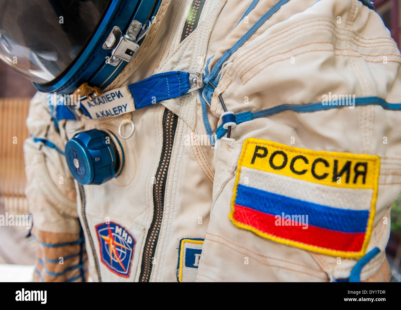 Berlino, Germania. 03 apr 2014. Una tuta spaziale 'Sokol-KV2' di astronauta Alexander Kalery è raffigurato a Berlino, Germania, 03 aprile 2014. La tuta e un spazio sovietico capsule verrà venduto tramite asta insieme con i moduli di controllo dal Berlin Kunsthaus Lempertz a Bruxelles nel mese di maggio. Foto: Hauke-Christian Dittrich/dpa/Alamy Live News Foto Stock