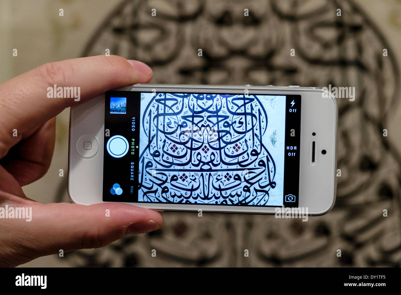 Sharjah Emirati Arabi Uniti. Il 3 aprile 2014; il giorno di apertura del Sharjah Biennale di calligrafia tenuto in Emirato di Sharjah negli Emirati Arabi Uniti. Credito: Iain Masterton/Alamy Live News Foto Stock