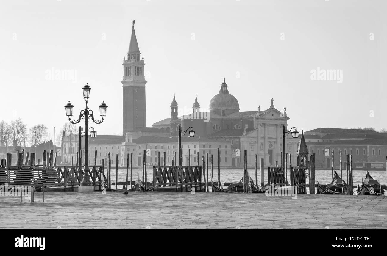 Venezia - lungomare di Piazza San Marco e la chiesa di San Giorgio Maggiore in background nella luce del mattino. Foto Stock