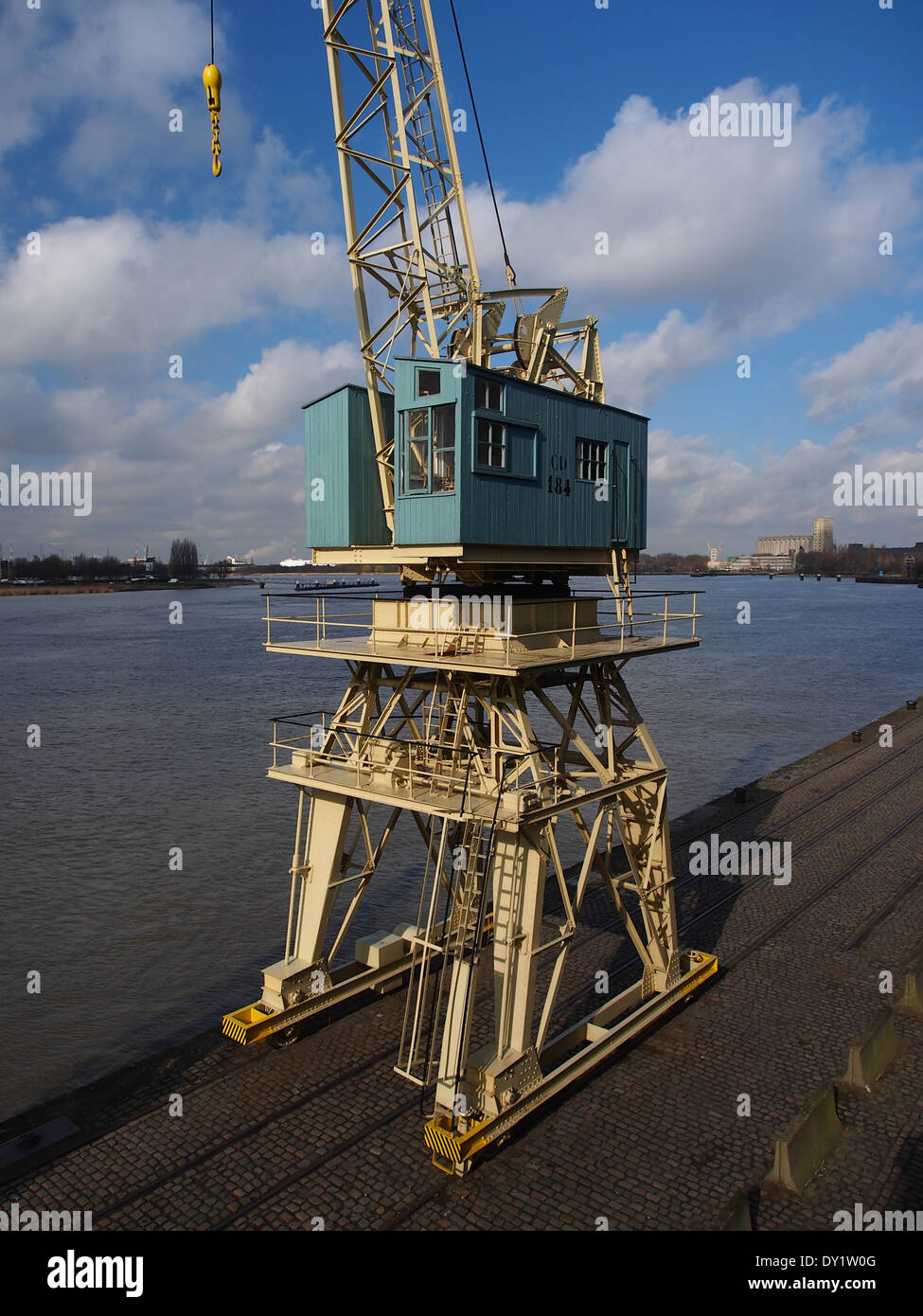 Le vecchie gru portuali del porto di Anversa, in Belgio, sono un ricordo storico del passato industriale della città. Queste gru una volta erano parte integrante delle operazioni di spedizione e movimentazione merci del porto. Foto Stock