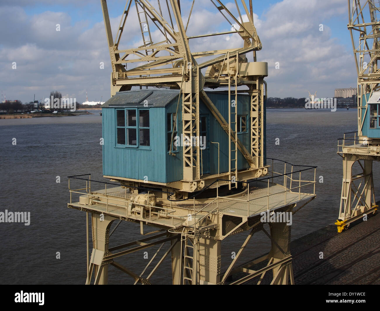 Il porto di Anversa, uno dei porti marittimi più grandi d'Europa, presenta vecchie gru portuali che sono parte integrante delle sue operazioni navali storiche e moderne. Queste gru sono state fondamentali per la gestione delle merci per decenni. Foto Stock