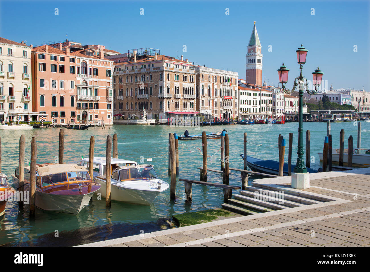 Venezia, Italia - 13 Marzo 2014: il Canal Grande e barche per la chiesa di Santa Maria della Salute. Foto Stock